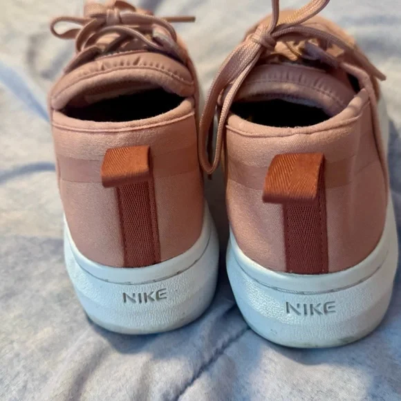 Nike women’s Sneakers in Pink and White - Picture 4 of 4